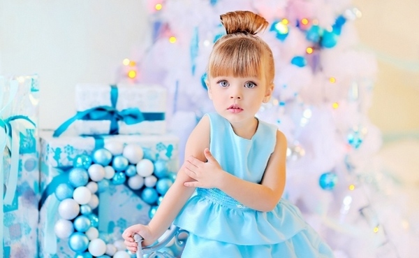 Cute Christmas party hairstyles for little girls