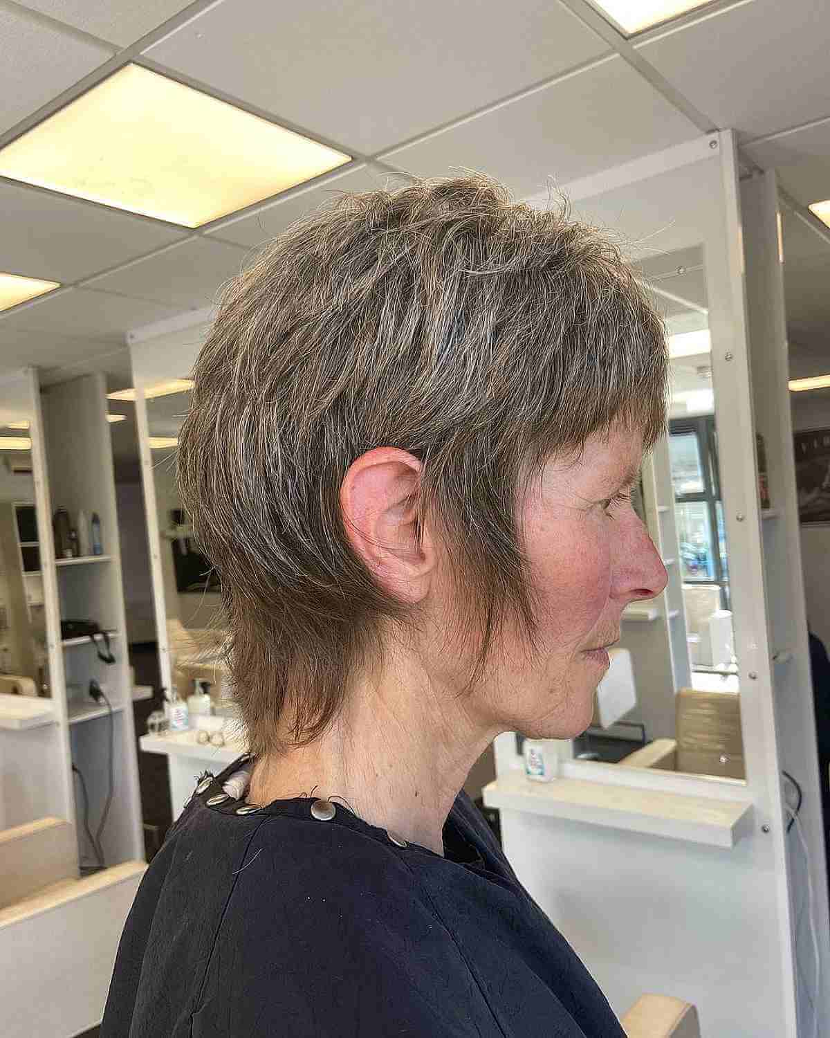 Mini taglio lupo peloso per le donne sopra i sessanta
