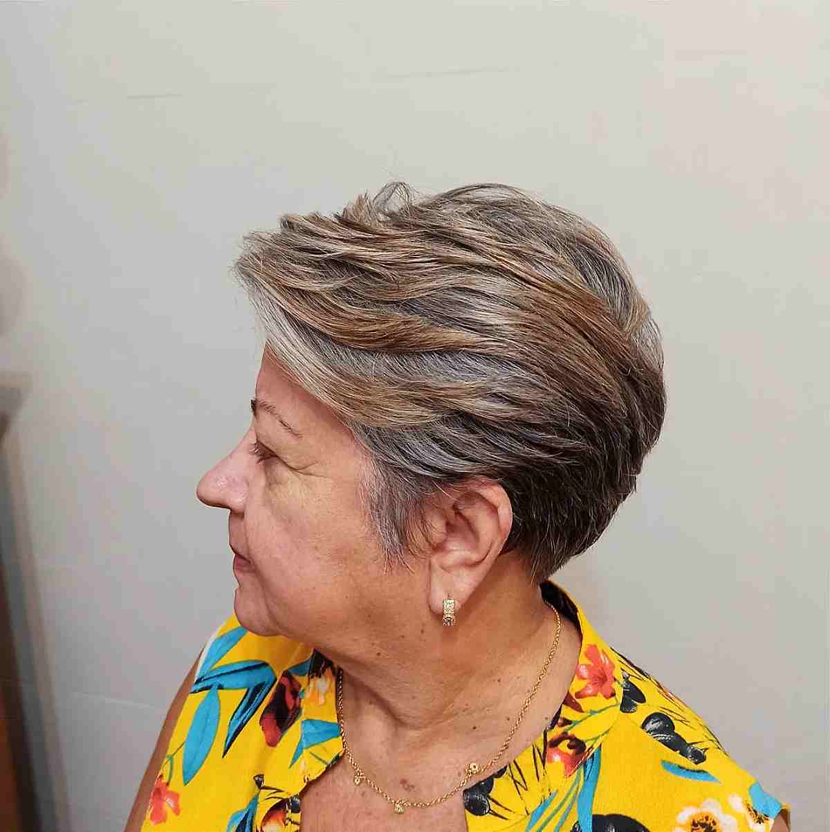 Corte de pelo Pixie corto informal con reflejos para un hombre de 60 años