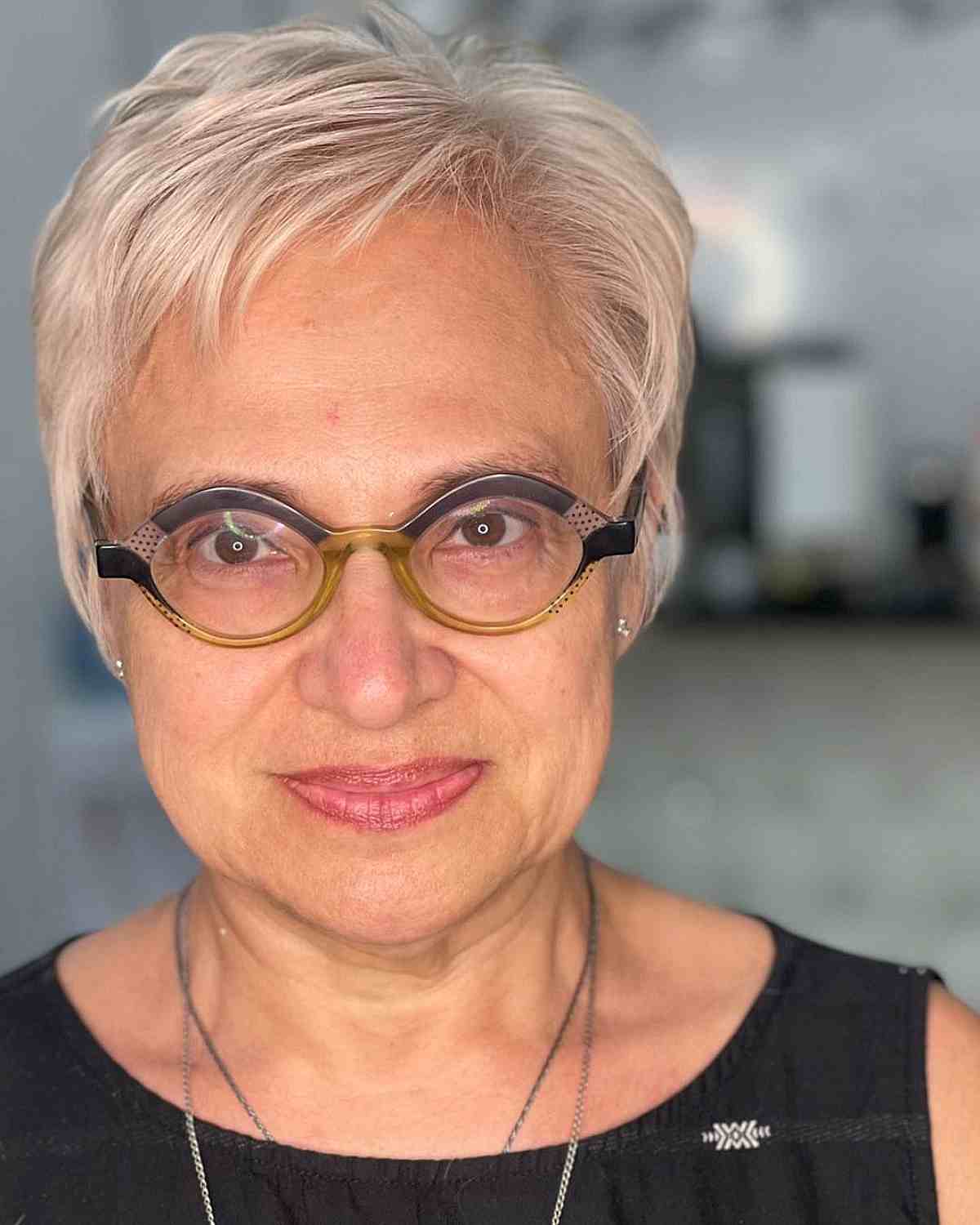 Taglio Pixie lucido per donne sopra i 60 anni con occhiali