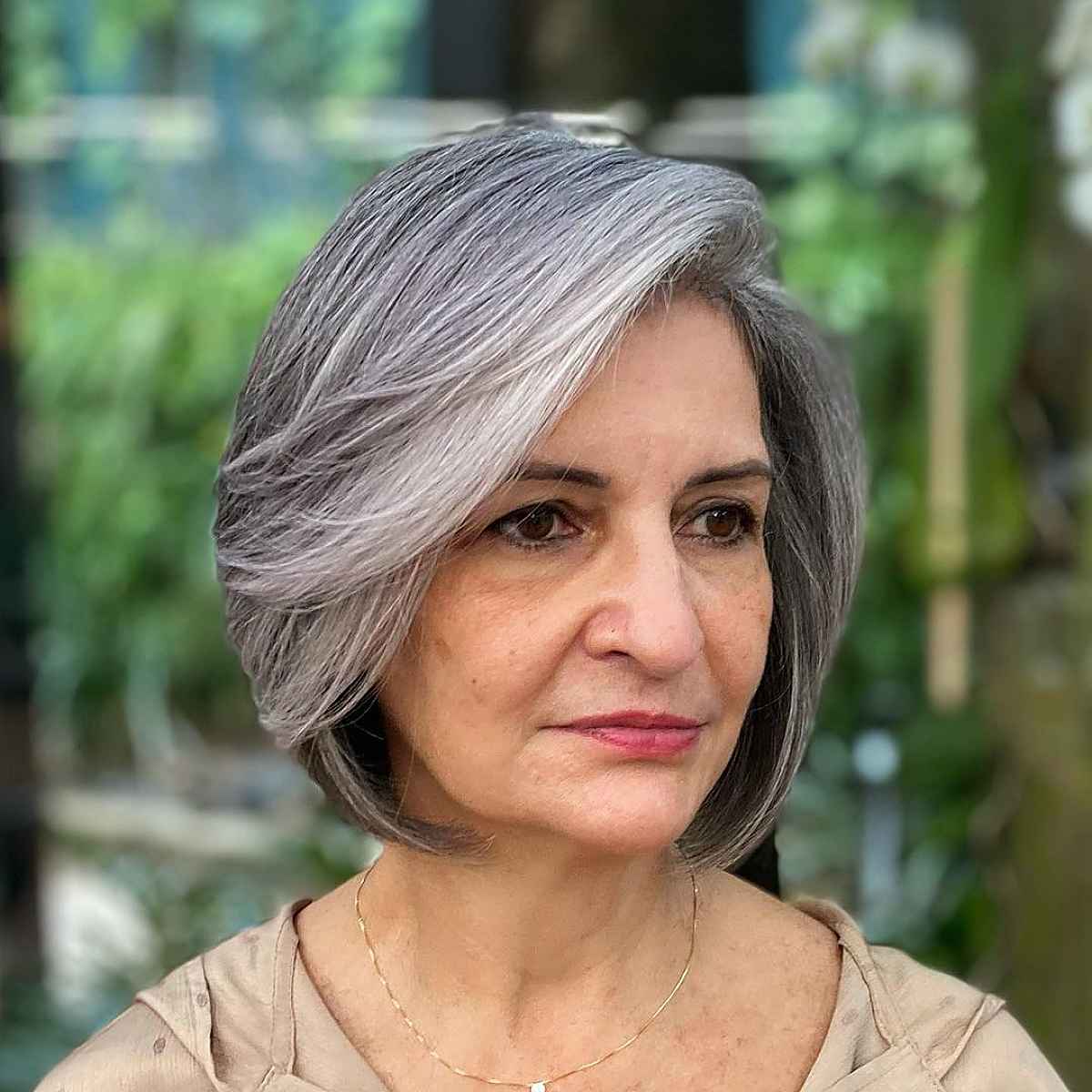 taglio di capelli lisci argento per 60 anni con capelli fini