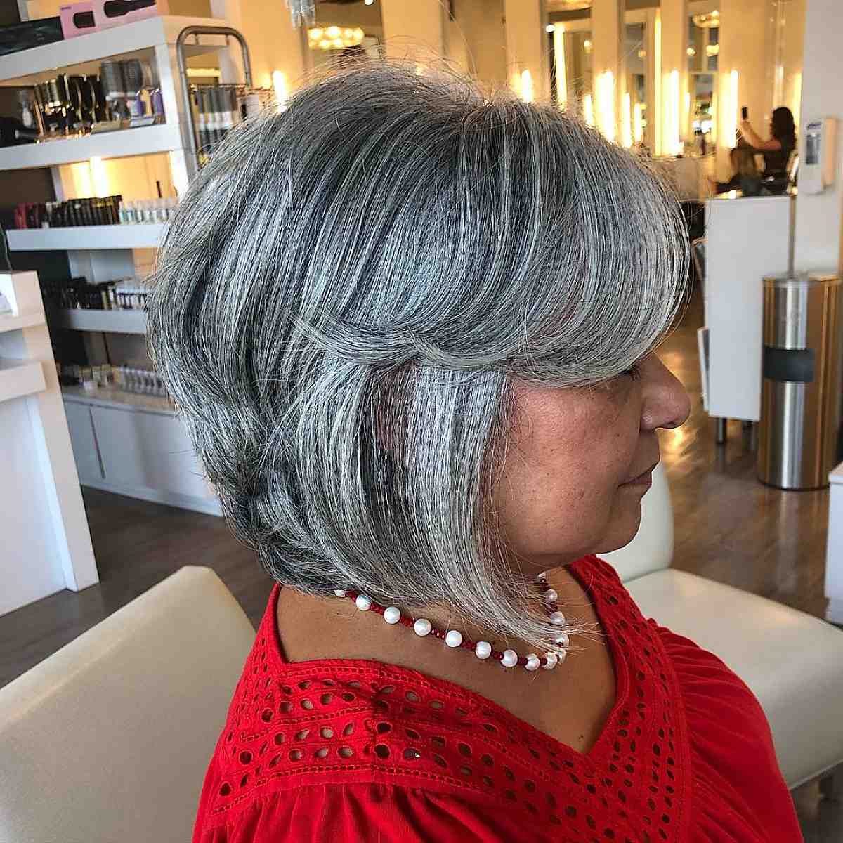 Bob diplômé pour les femmes de plus de 60 ans aux cheveux gris