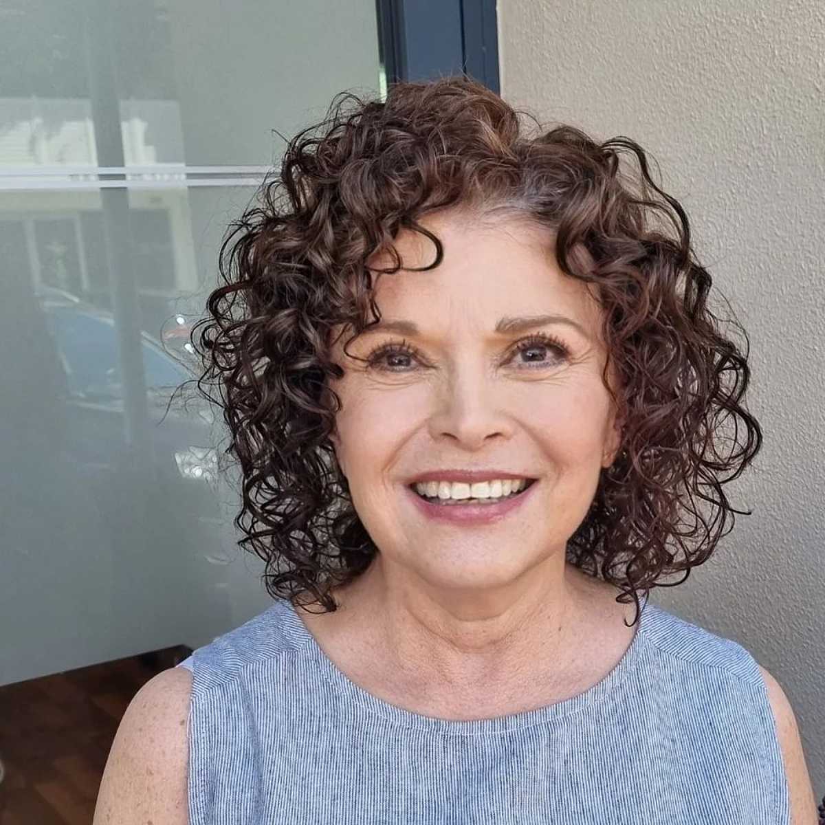 Corte de cabelo encaracolado para mulheres fabulosas com mais de 60 anos