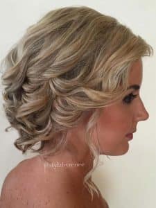 Acconciatura Updos per capelli corti 2023